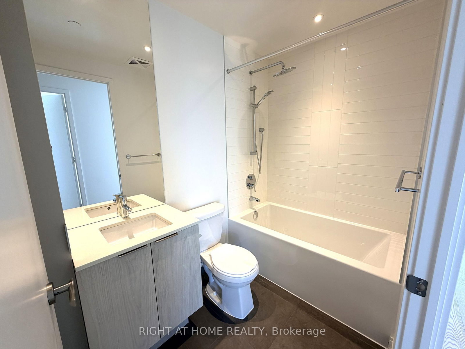 448 Burnhamthorpe Road W, Unit 2511 - Photo 13