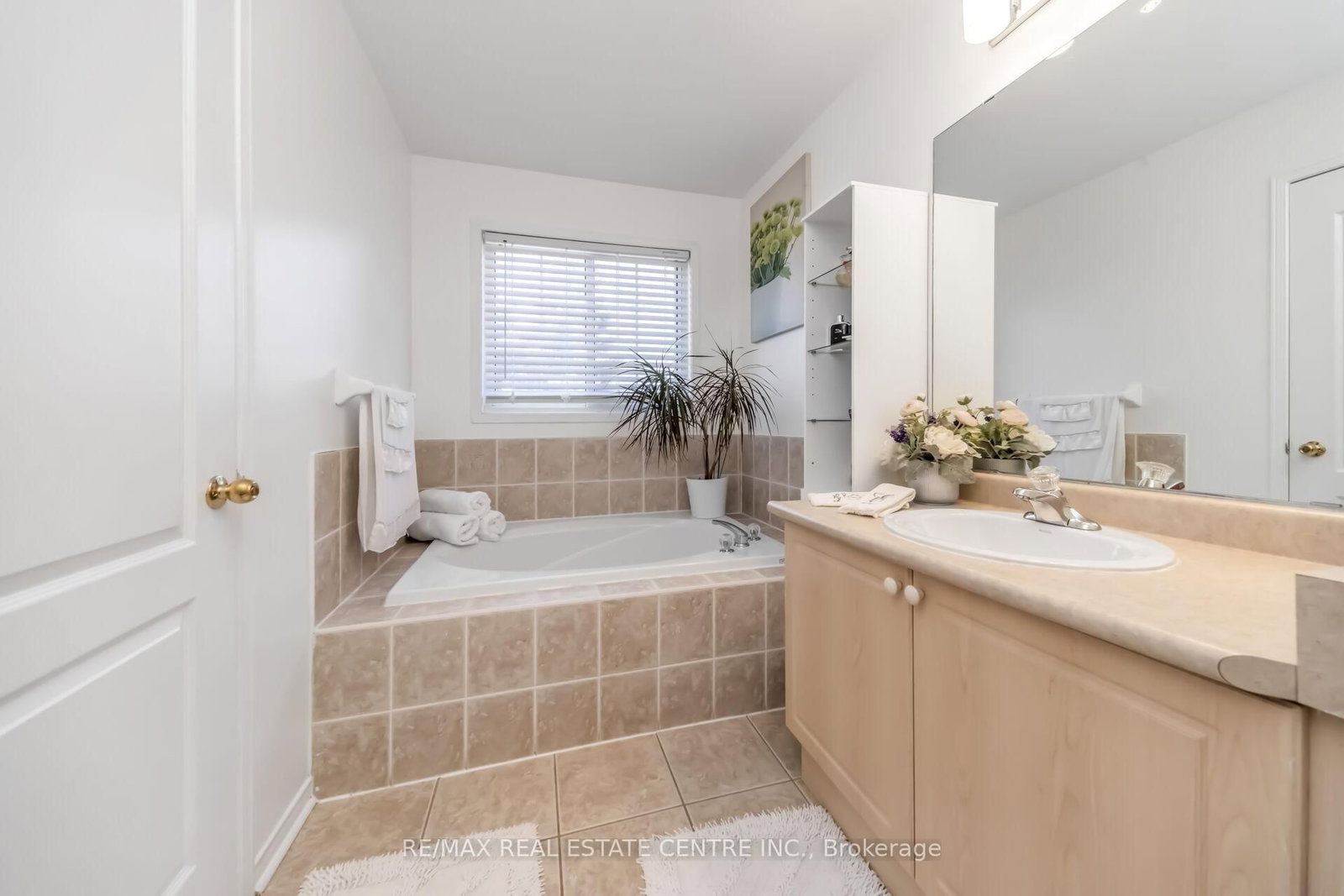 Detached House for sale at 22 Mistycreek Crescent, Brampton, Ontario, L7A 3E8 - Fletcher's Meadow - MLS: W12990384