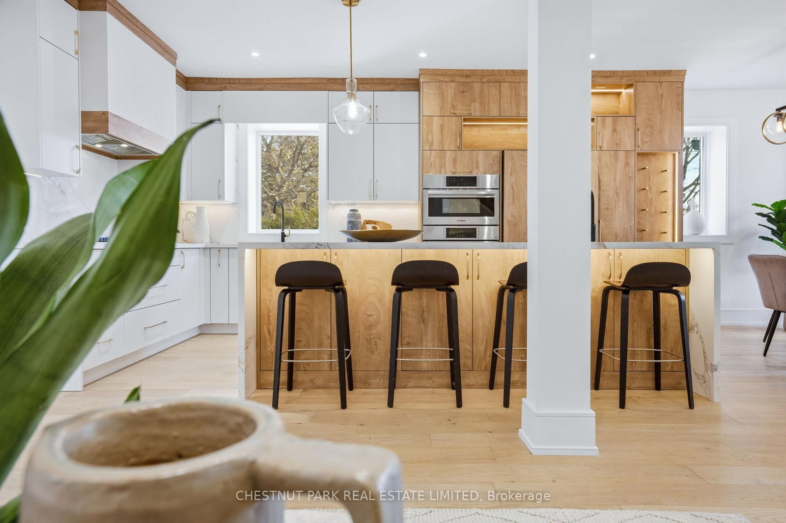 Detached House for sale at 86 Edgecroft Road, Toronto, Ontario, M8Z 2C3 - Stonegate-Queensway - MLS: W12990396