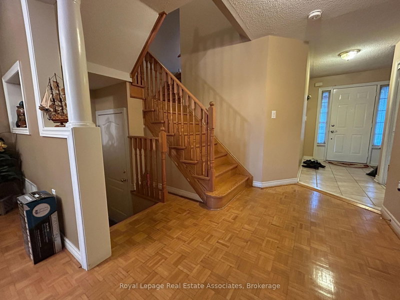 Upper - 122 Pressed Brick Dr, Brampton, L6V 4K4 | Image 3