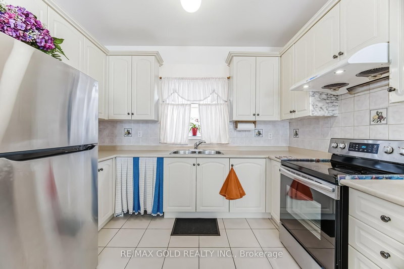 5 Attmar Dr, Brampton, L6P 2R4 | Image 3