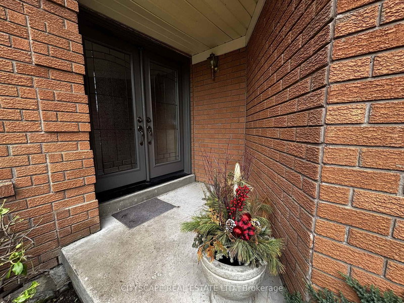 102 Snowcap Rd, Brampton, L6R 1J1 | Image 2