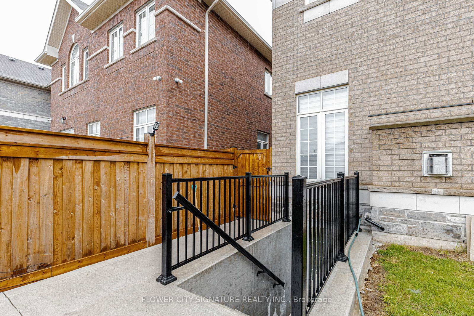 Detached House for sale at 116 Morningside Drive, Halton Hills, Ontario, L7G 0M2 - Georgetown - MLS: W12990858