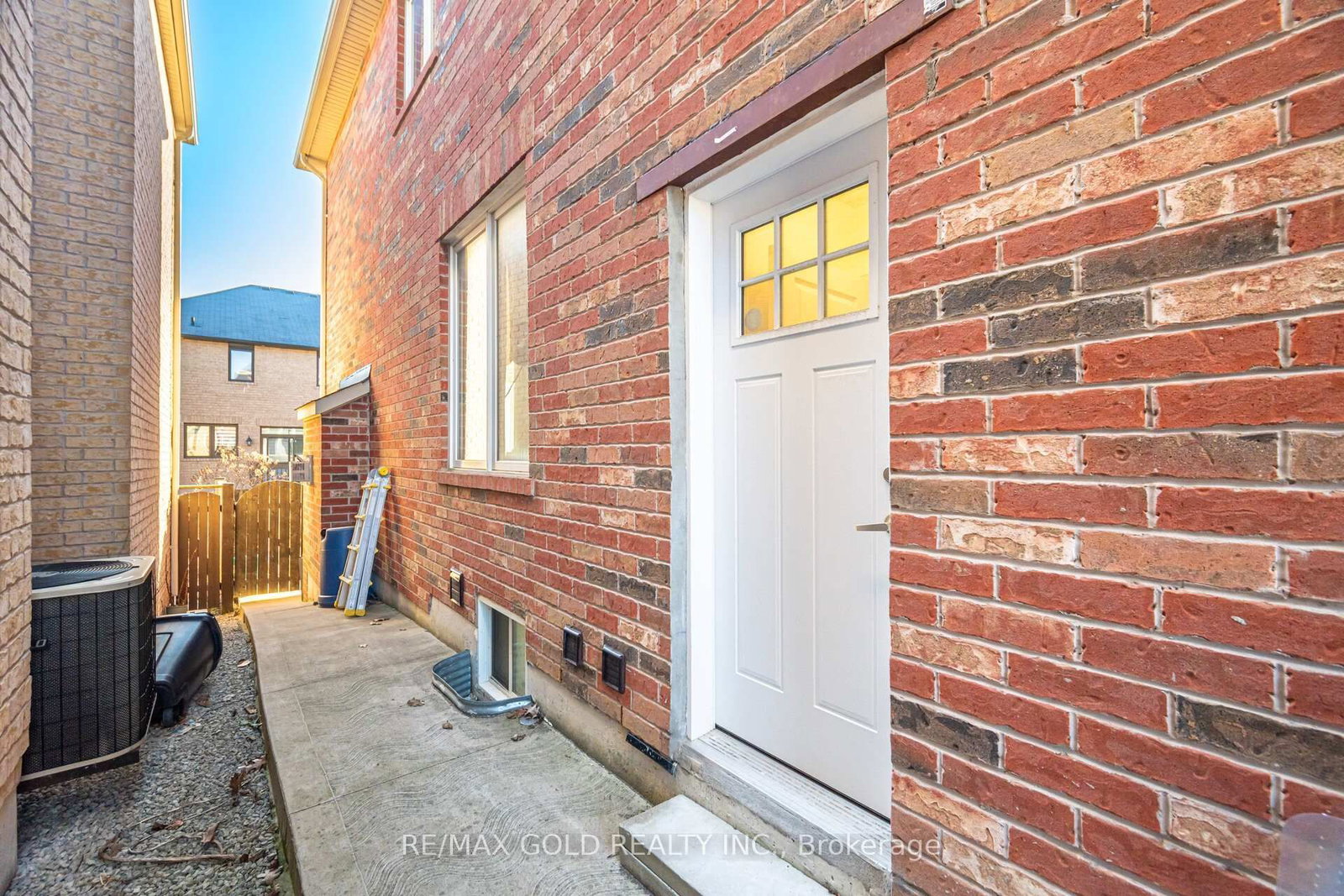 Detached House for sale at 20 Peppermint Close, Brampton, Ontario, L6P 3C7 - Bram East - MLS: W12991590