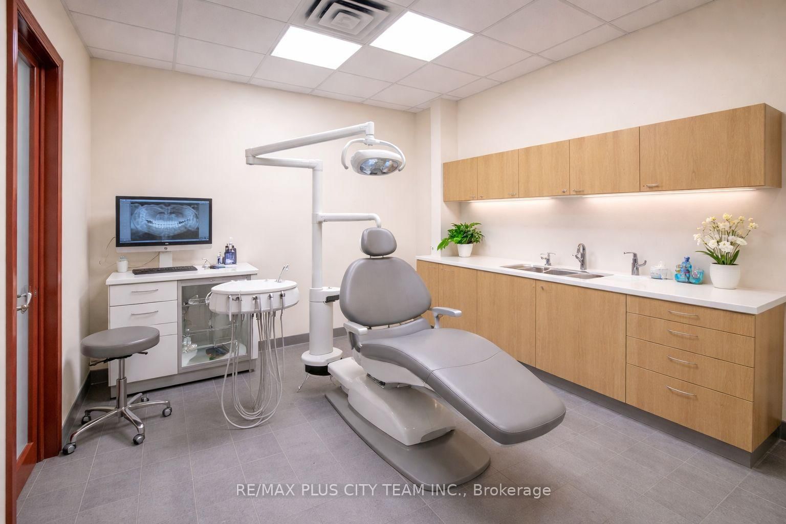 2182 Dundas Street - Photo 3