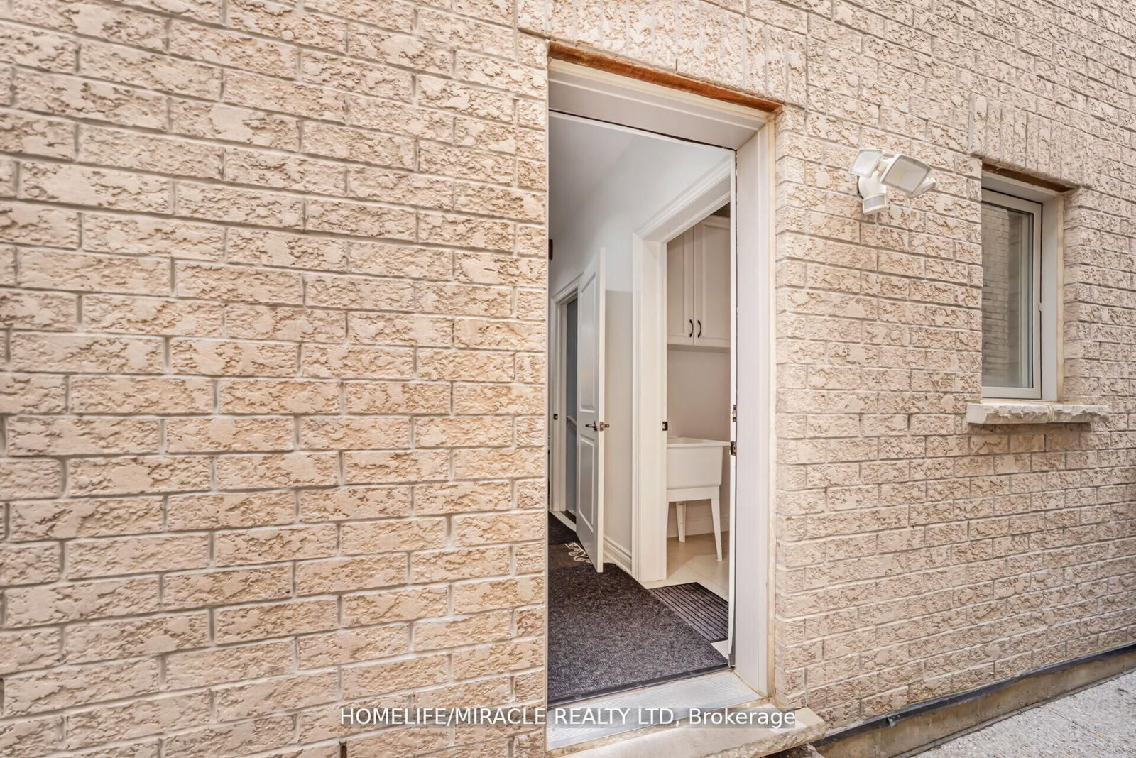 10 Kenora Street - Photo 37