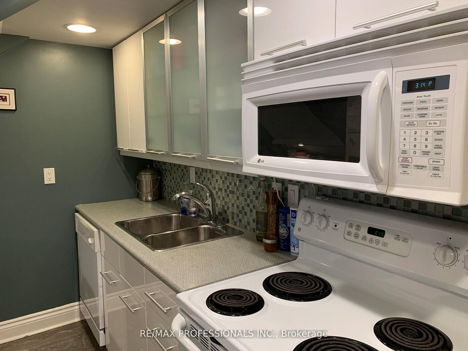 347 Sorauren Avenue, Unit 212 - Photo 4