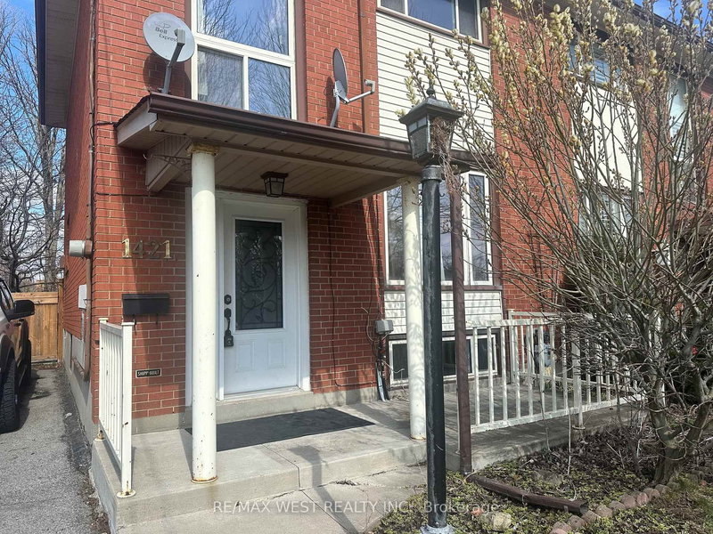 1421 Freeport Dr, Mississauga, L5C 1S5 | Image 2