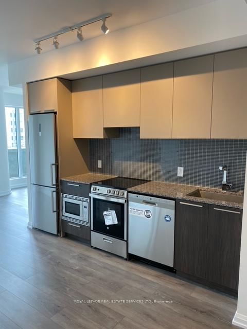 4208 dundas Street, Unit 405 - Photo 4