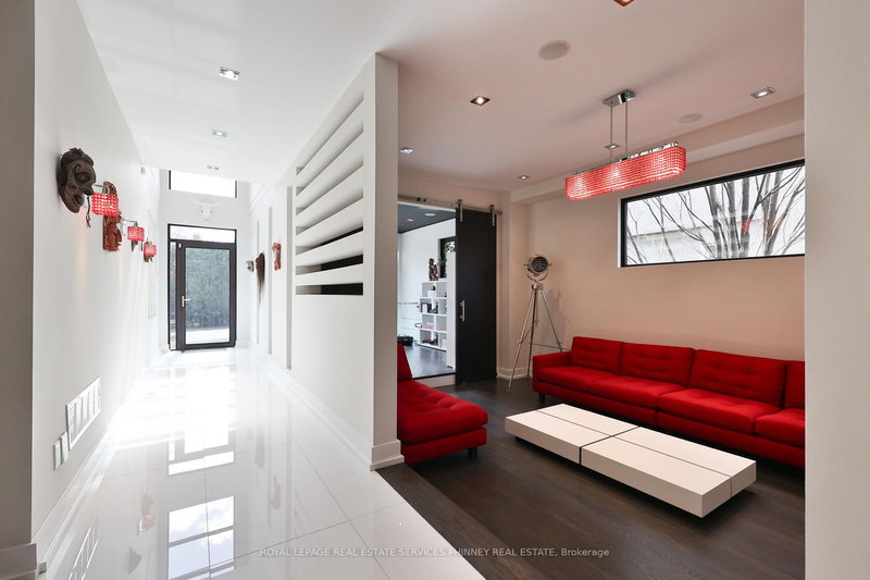 647 Montbeck Cres, Mississauga, L5G 1P1 | Image 2