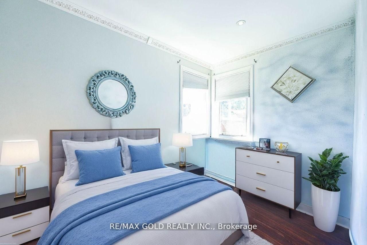 Detached House for sale at 13 Foster Road, Mississauga, Ontario, L4T 1C3 - Malton - MLS: W12993402