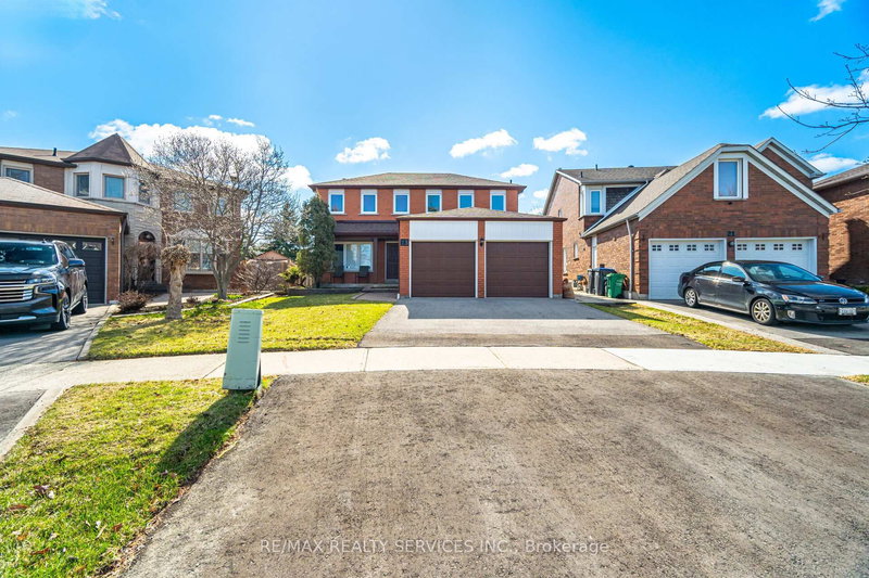 23 Newbury Cres, Brampton, L6S 5M3 | Image 2