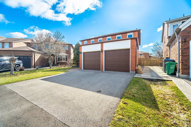 23 Newbury Cres, Brampton, L6S 5M3 | Image 3