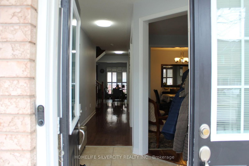 89 Fairwood Circ, Brampton, L6R 0X3 | Image 3