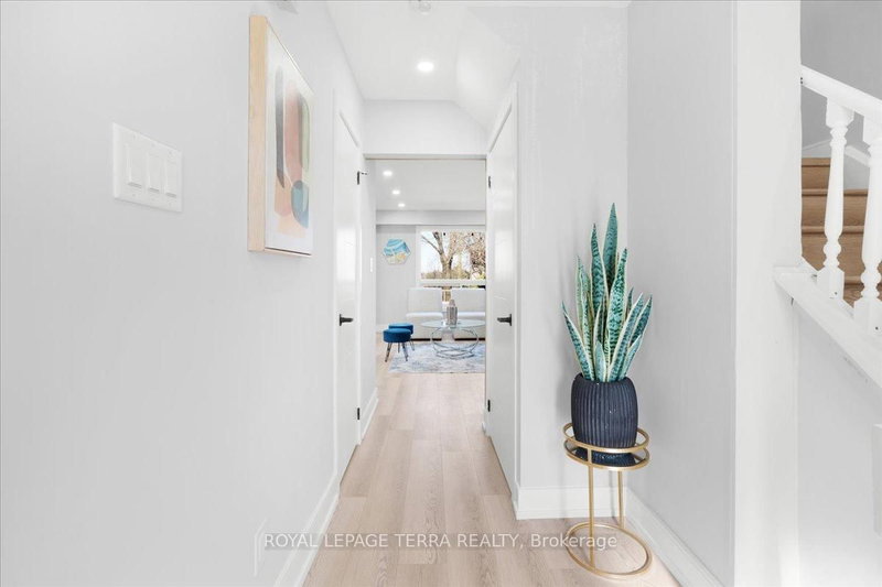 236 Royal Salisbury Way, Brampton, L6V 3H4 | Image 2