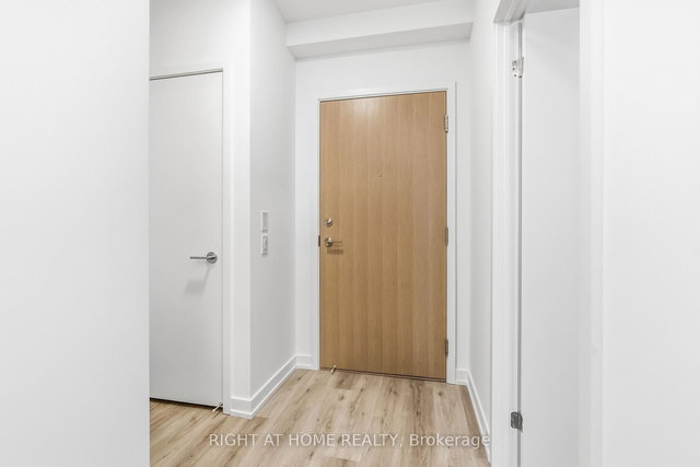 413 - 395 Square One Drive W