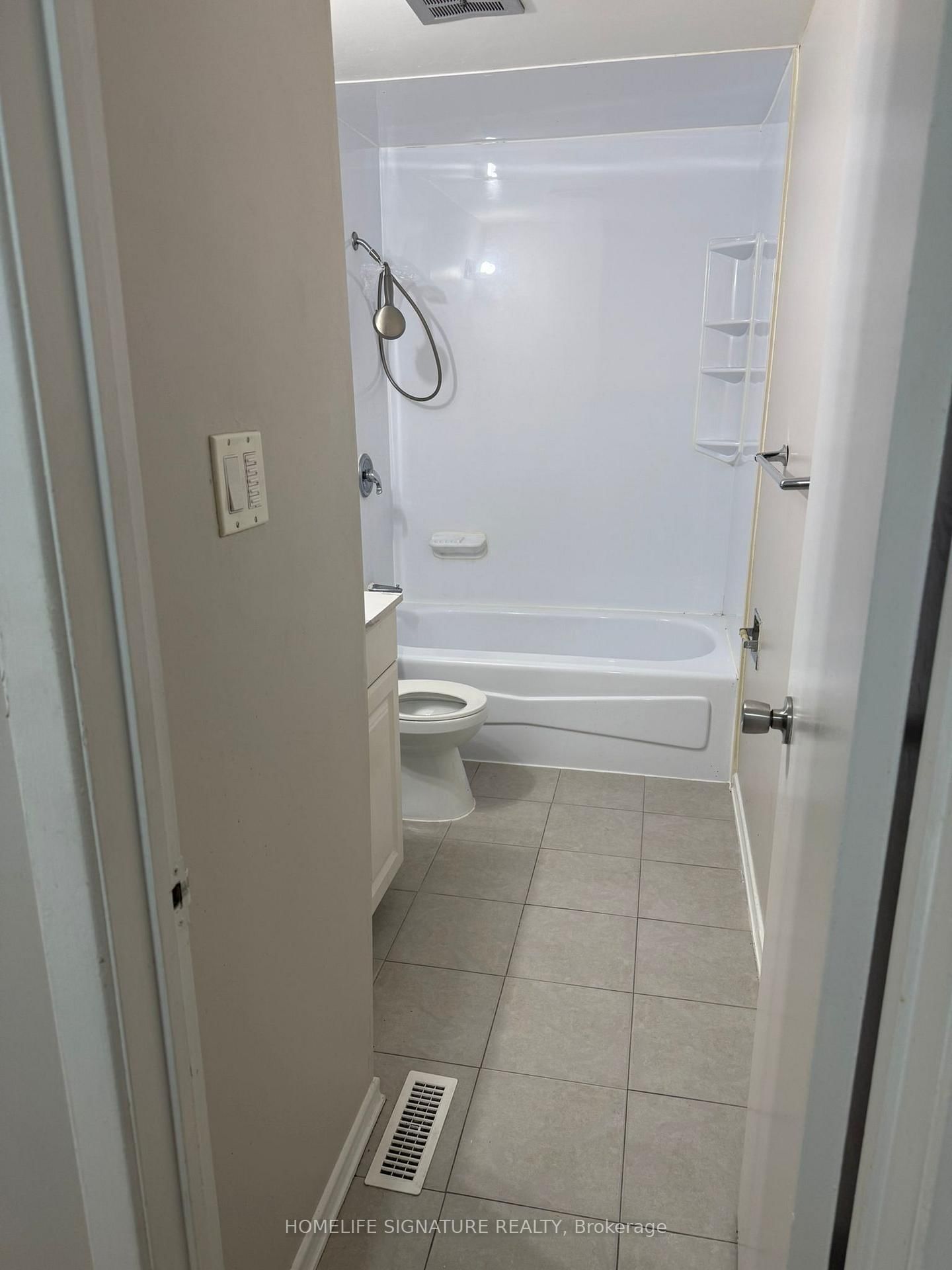 Townhouse for sale at 4 Carleton Place, Brampton, Ontario, L6T 3Z4 - Bramalea West Industrial - MLS: W12993954