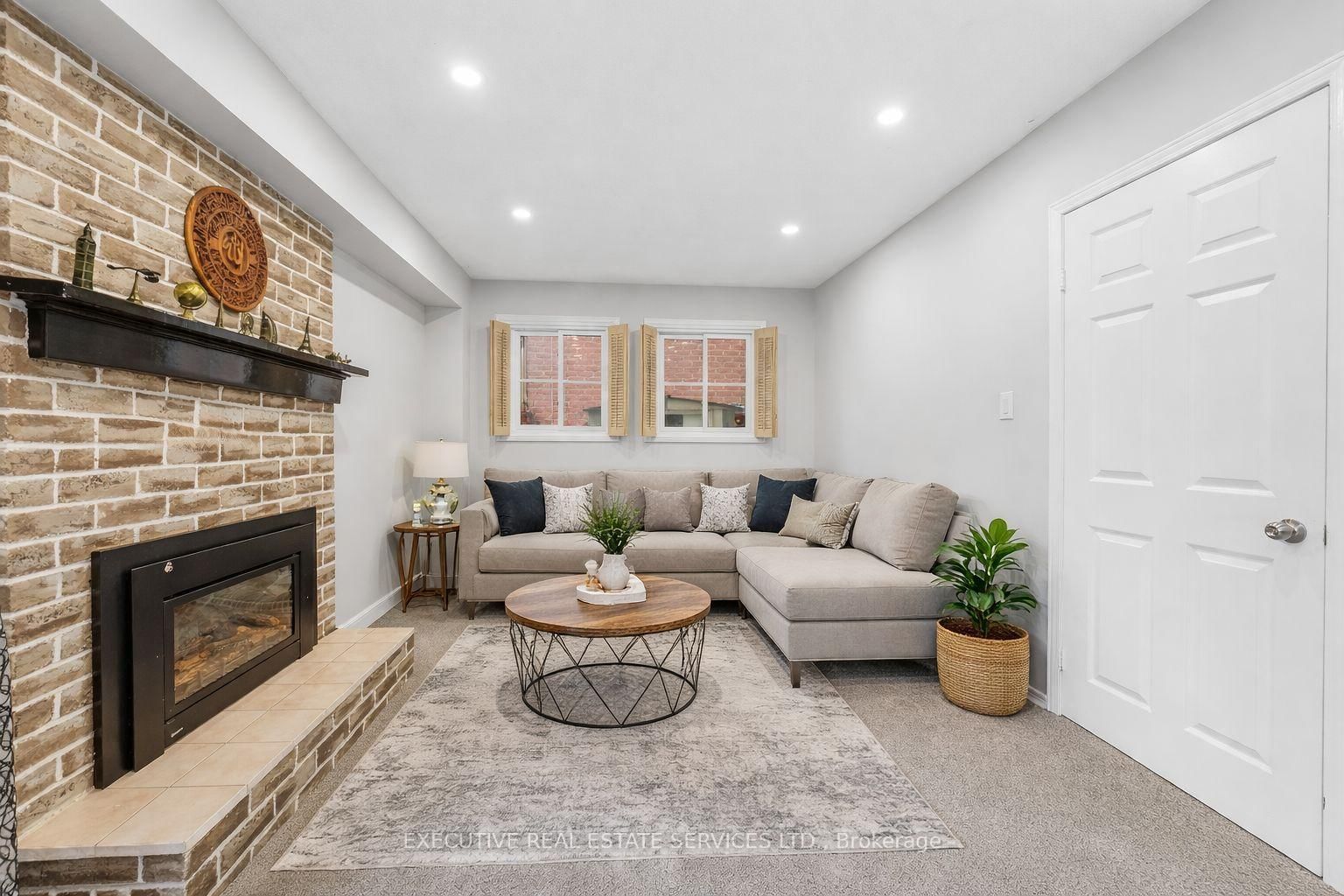 Detached House for sale at 21 Garden Avenue, Brampton, Ontario, L6X 1M4 - Brampton West - MLS: W12994044