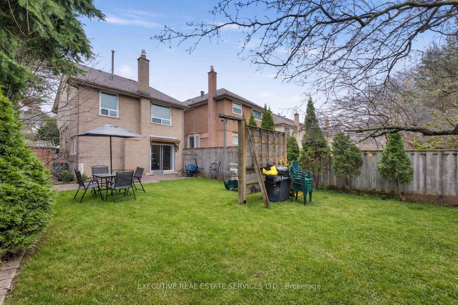 Detached House for sale at 21 Garden Avenue, Brampton, Ontario, L6X 1M4 - Brampton West - MLS: W12994044