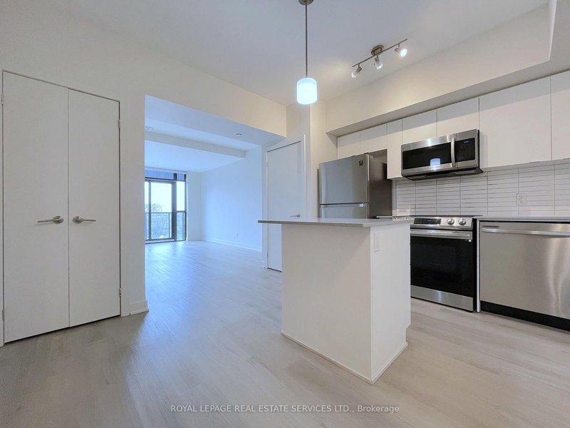 606 - 3385 Dundas St W, Toronto, M6S 2S2 | Image 2