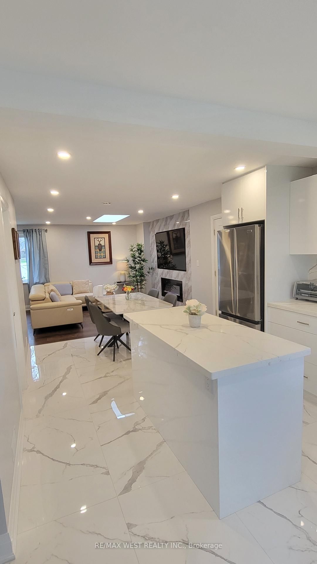 1087 Albertson Crescent, Unit Main Floor - Photo 10