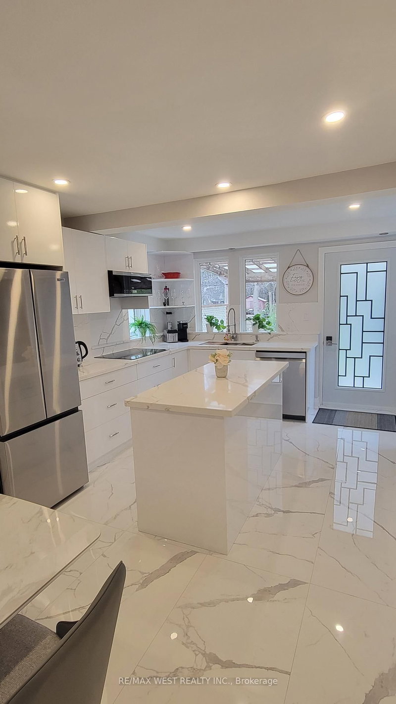 Main Floor - 1087 Albertson Cres, Mississauga, L5H 3C6 | Image 2