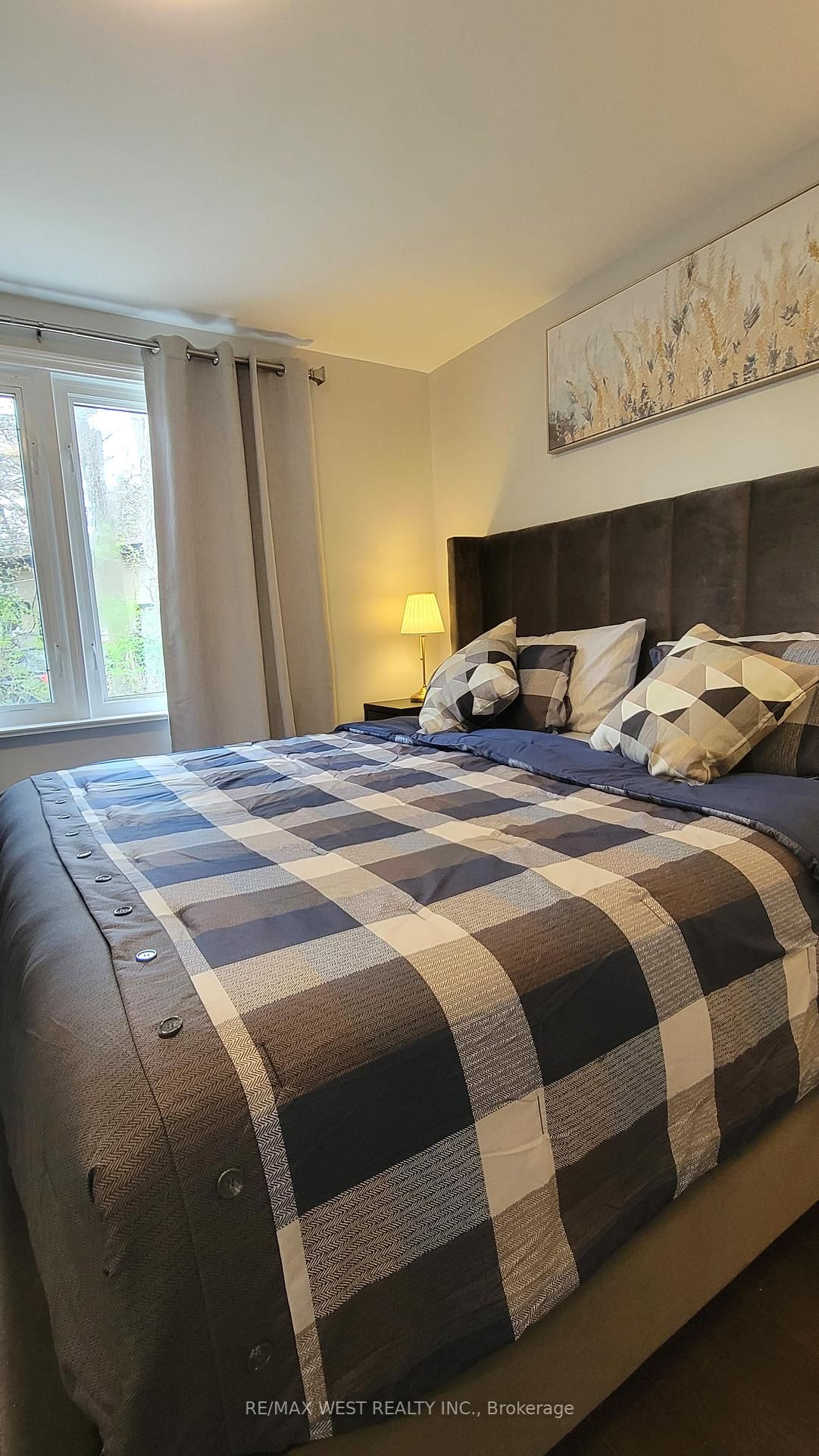 1087 Albertson Crescent, Unit Main Floor - Photo 23