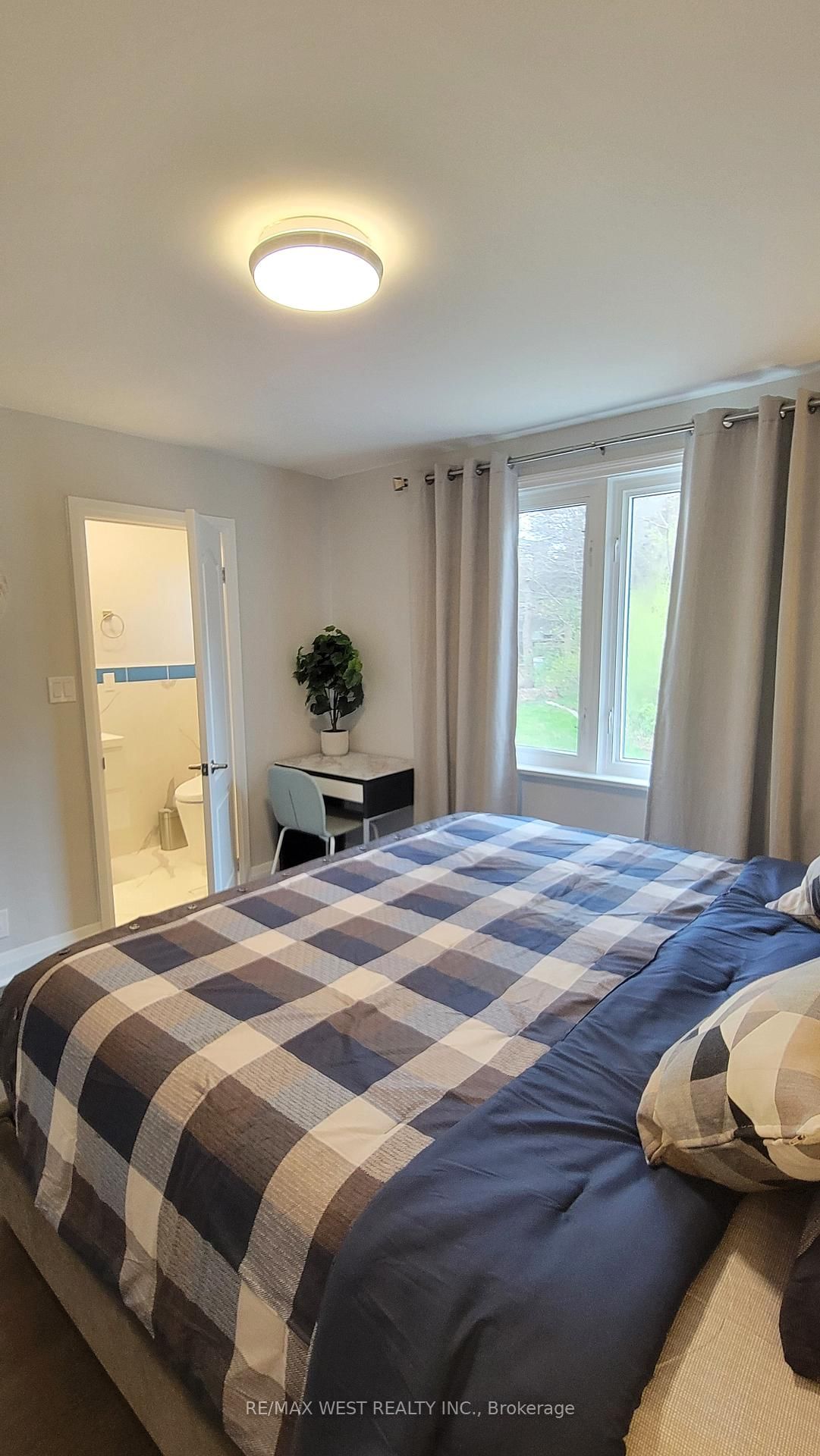 1087 Albertson Crescent, Unit Main Floor - Photo 24