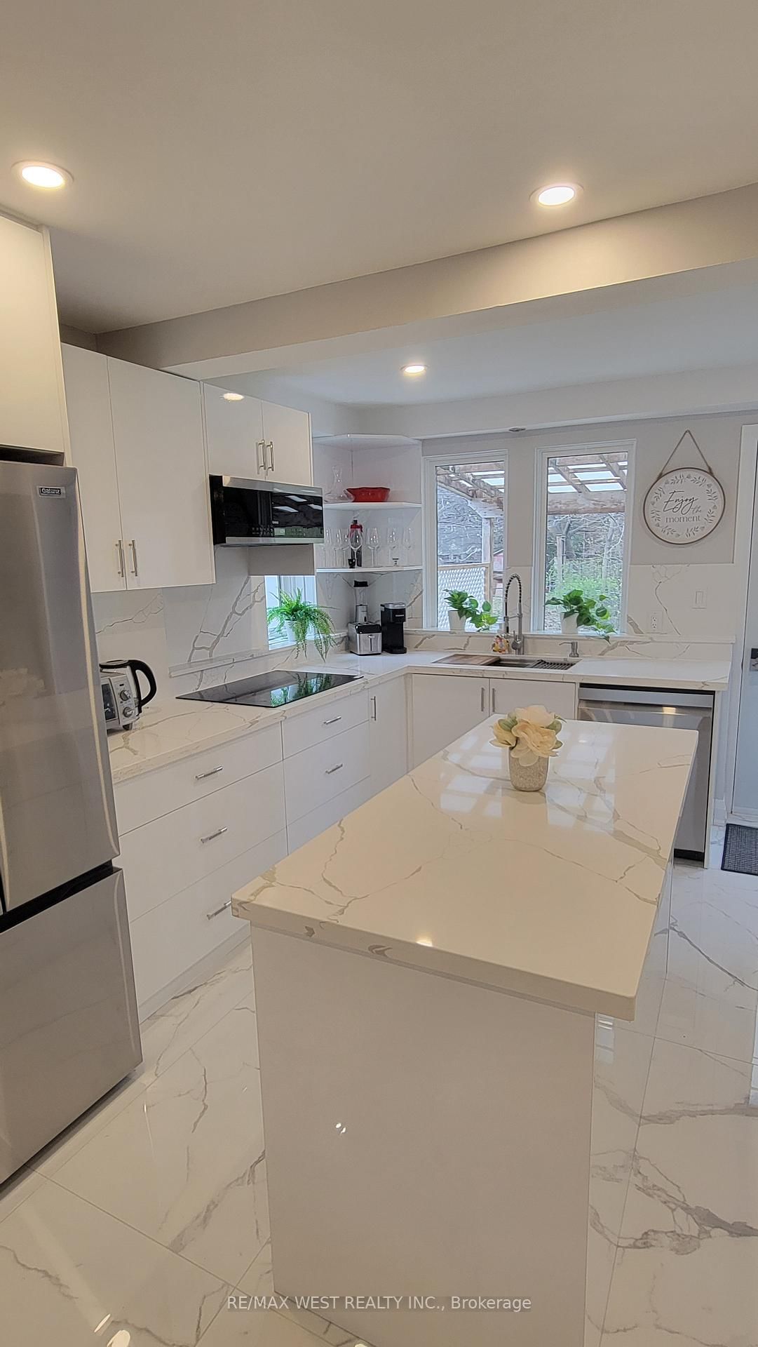 1087 Albertson Crescent, Unit Main Floor - Photo 3