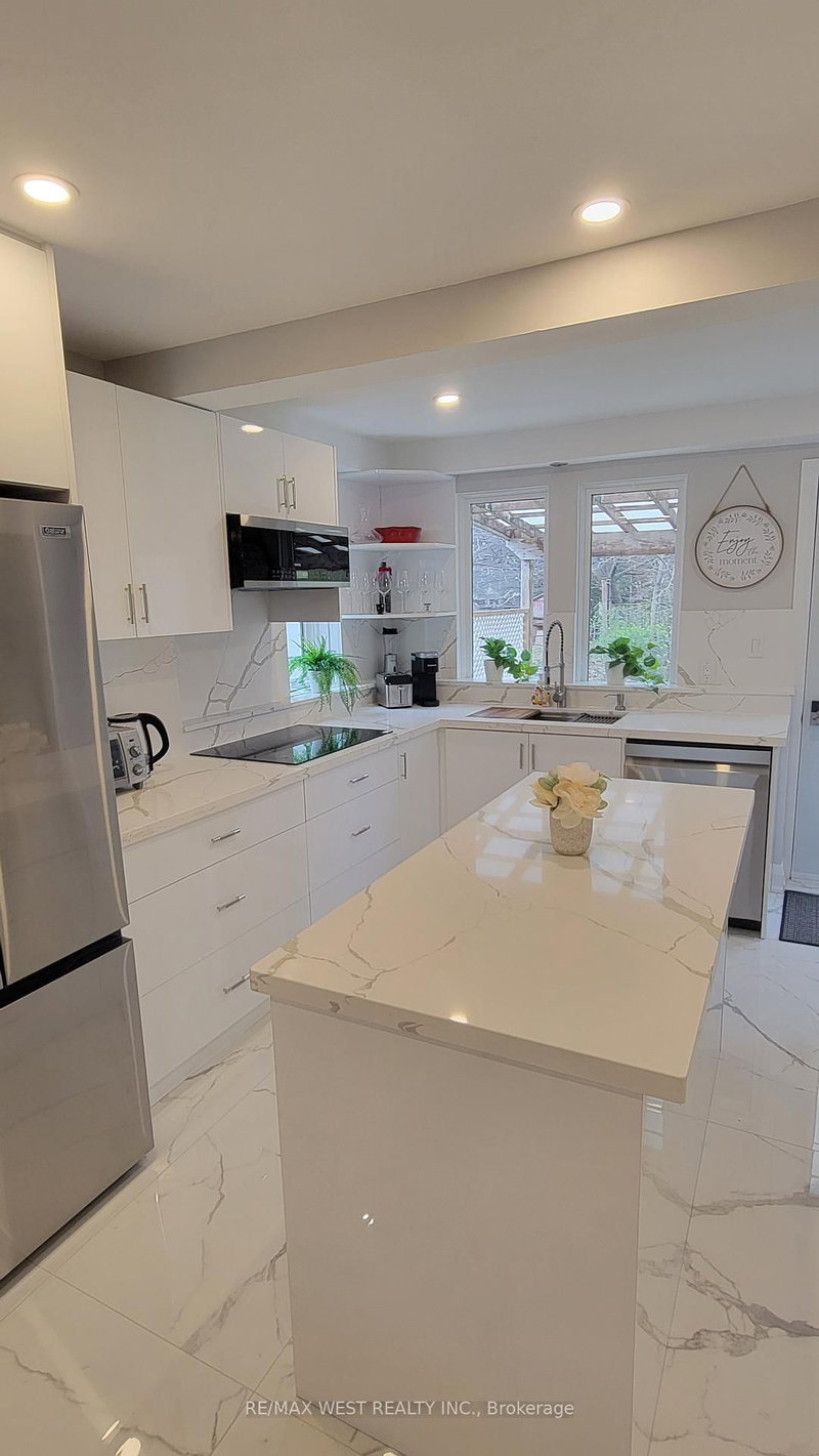 Main Floor - 1087 Albertson Cres, Mississauga, L5H 3C6 | Image 3