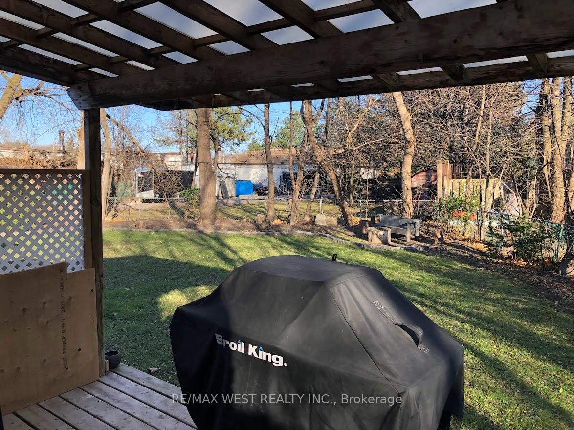 1087 Albertson Crescent, Unit Main Floor - Photo 34