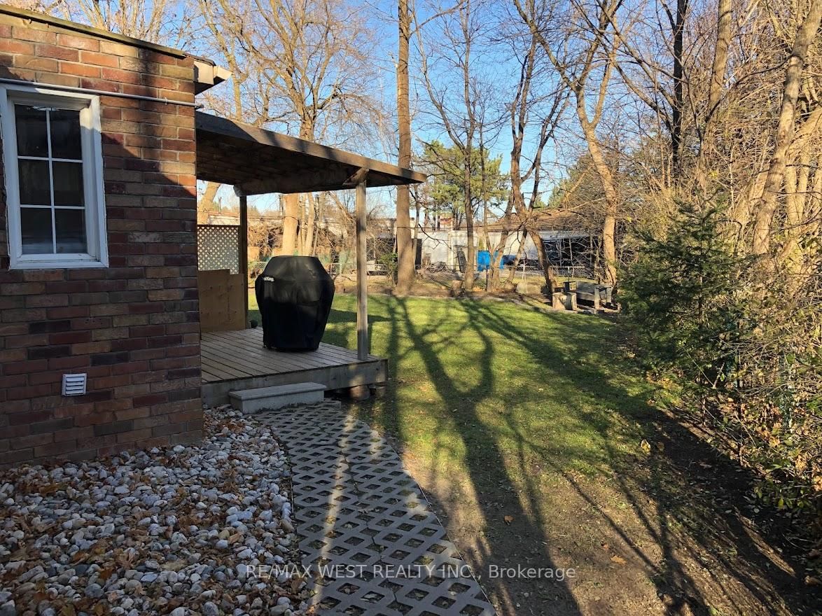 1087 Albertson Crescent, Unit Main Floor - Photo 35