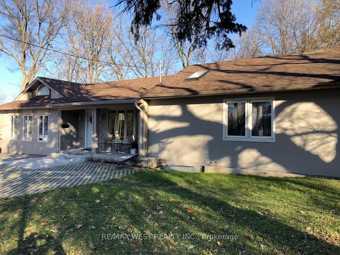 1087 Albertson Crescent, Unit Main Floor - Photo 36