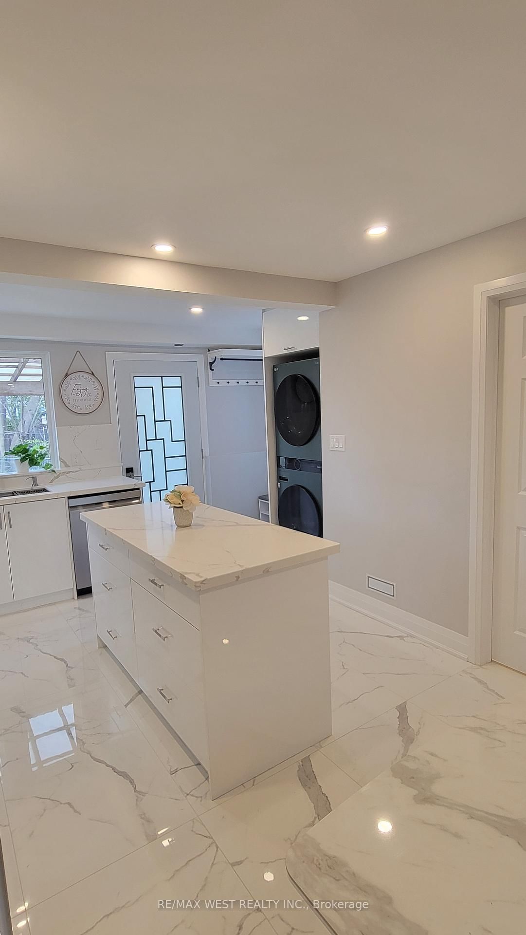 1087 Albertson Crescent, Unit Main Floor - Photo 4