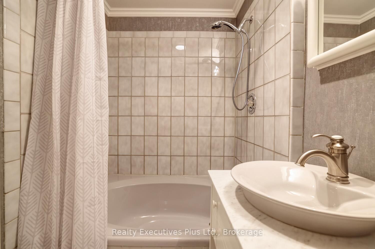 Detached House for sale at 322 Pine Avenue, Oakville, Ontario, L6J 2J9 - Old Oakville - MLS: W12994980