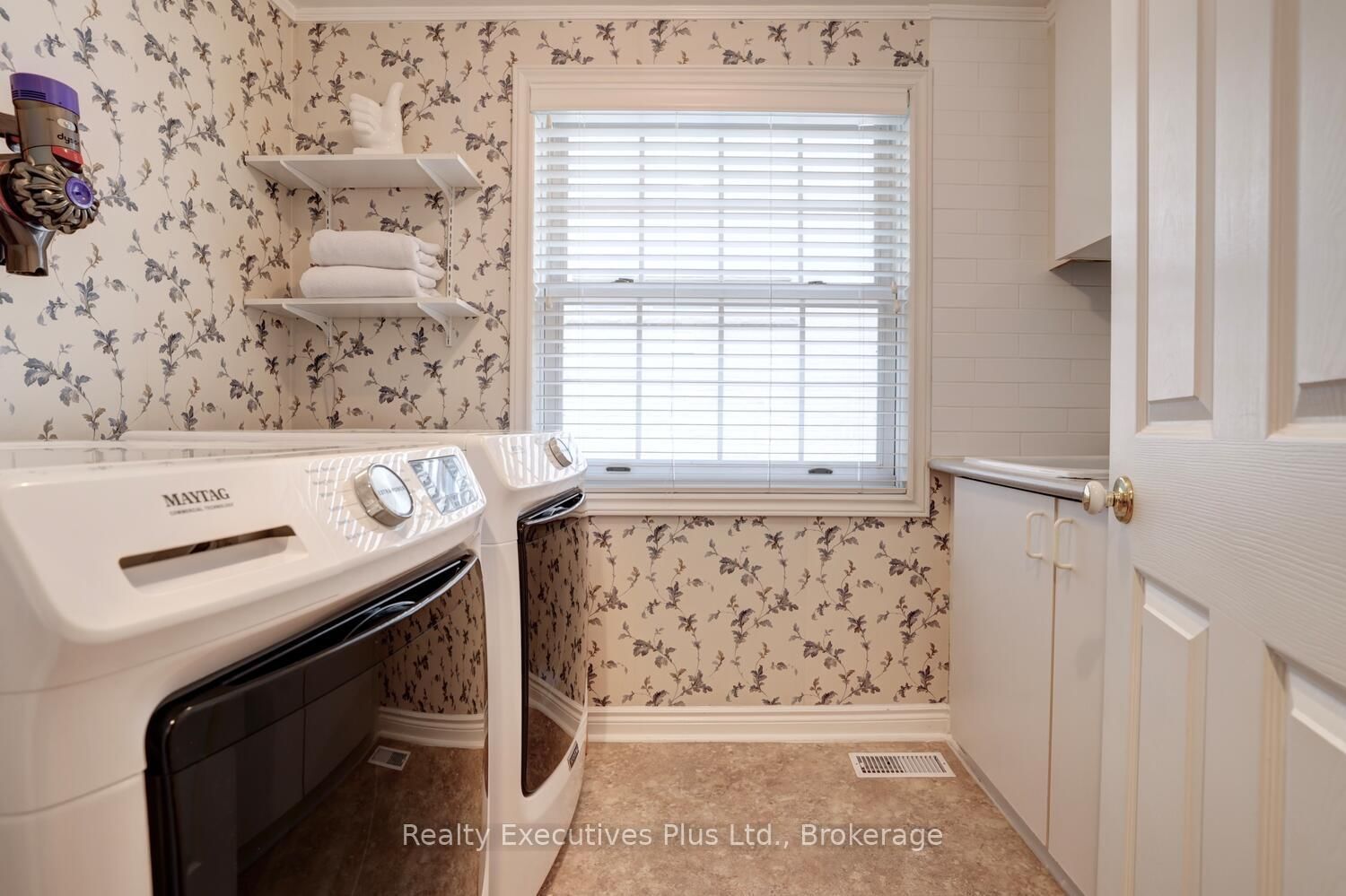 Detached House for sale at 322 Pine Avenue, Oakville, Ontario, L6J 2J9 - Old Oakville - MLS: W12994980