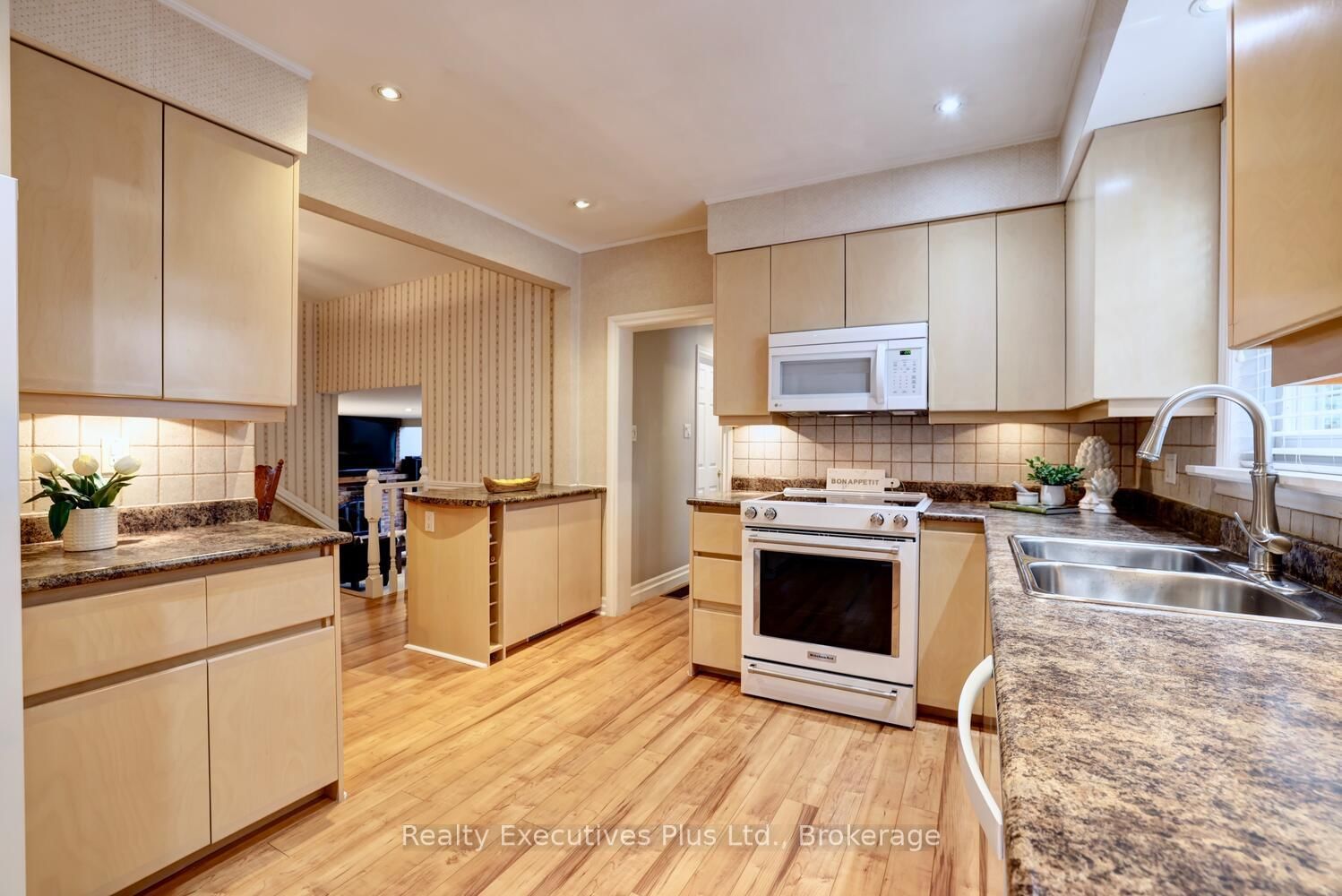 Detached House for sale at 322 Pine Avenue, Oakville, Ontario, L6J 2J9 - Old Oakville - MLS: W12994980