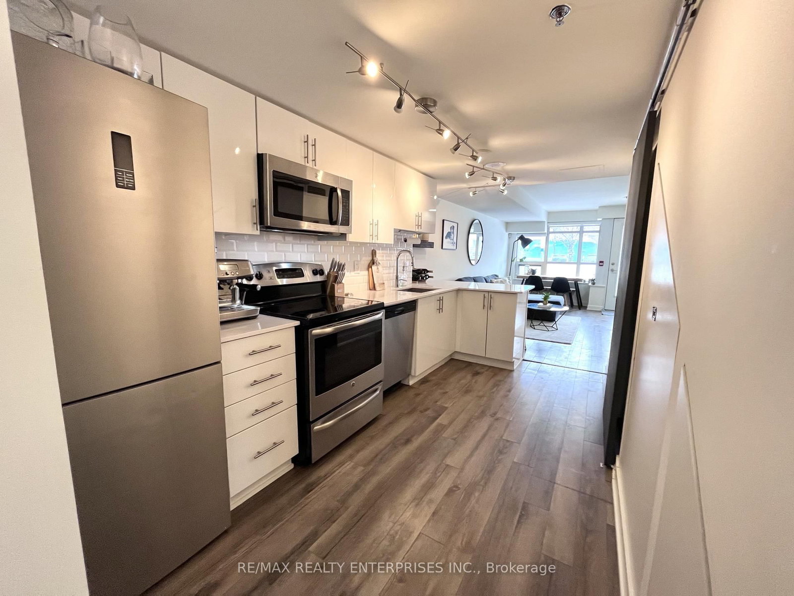 11 Superior Avenue • #TH1 • Toronto, ON photo 6