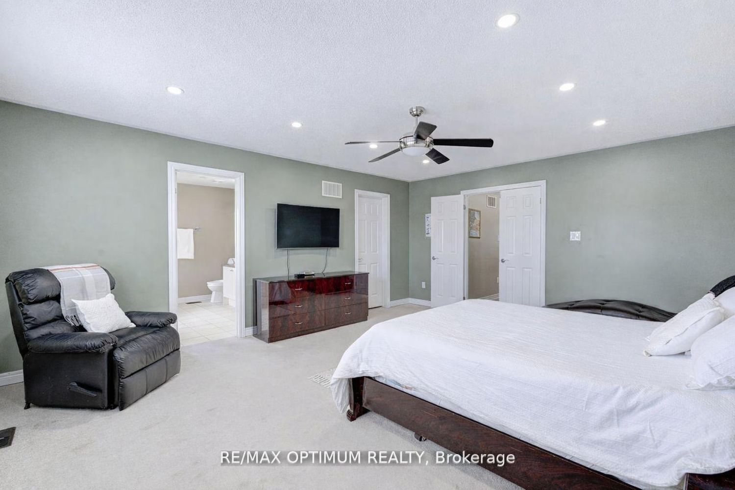 Detached House for sale at 9 Ballyhaise Crescent, Brampton, Ontario, L6X 0Y2 - Credit Valley - MLS: W12995634