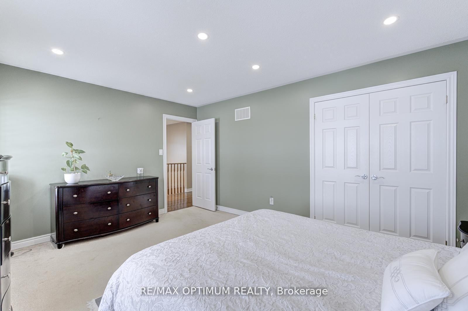 Detached House for sale at 9 Ballyhaise Crescent, Brampton, Ontario, L6X 0Y2 - Credit Valley - MLS: W12995634