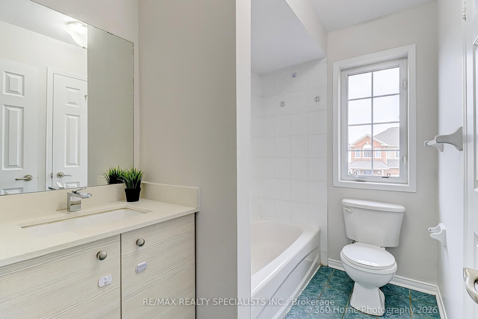 Townhouse for sale at 233 Sherwood Road, Milton, Ontario, L9T 7C1 - Dempsey - MLS: W12996500