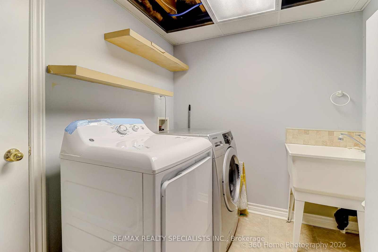 Townhouse for sale at 233 Sherwood Road, Milton, Ontario, L9T 7C1 - Dempsey - MLS: W12996500