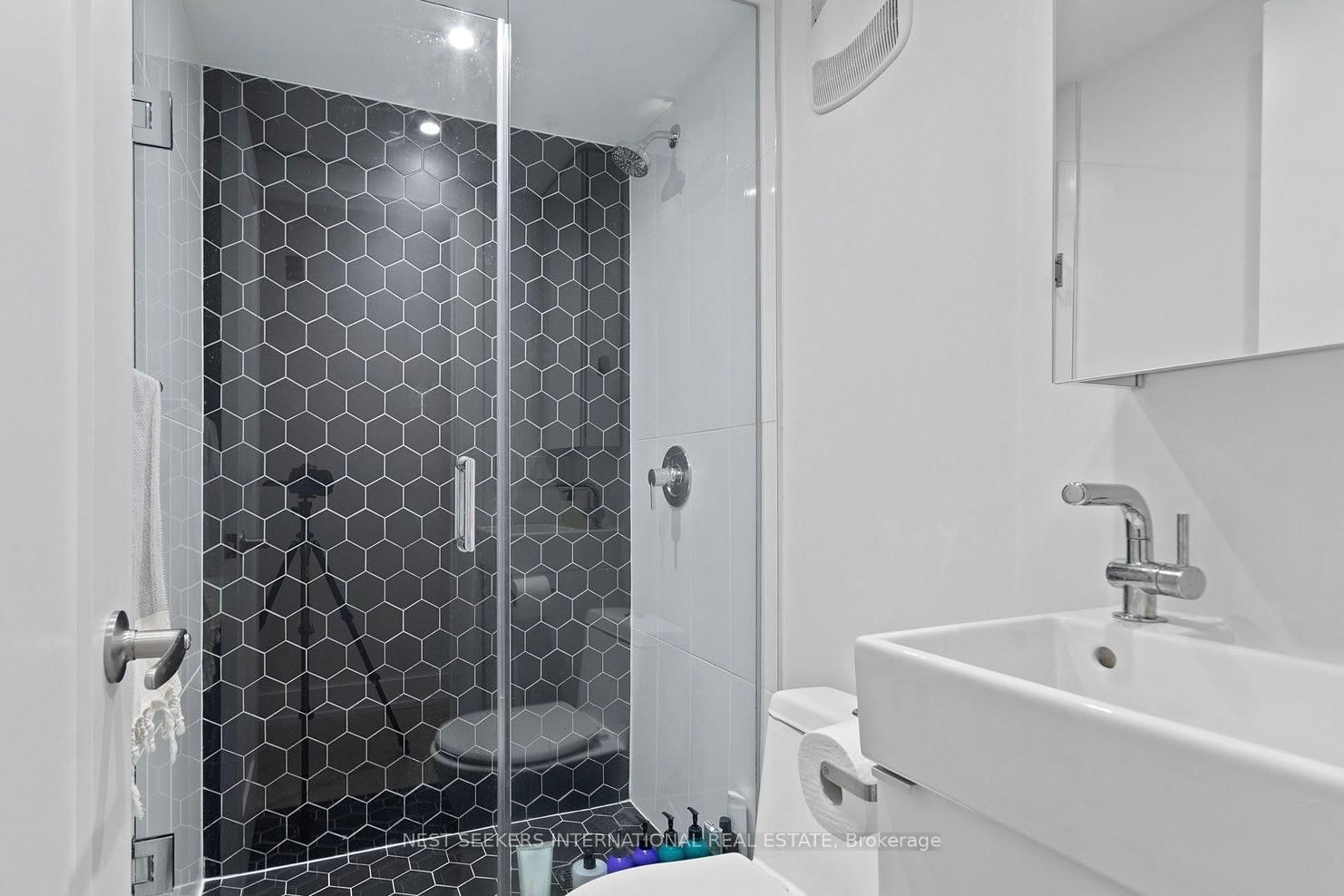 1555 Bloor Street W, Unit 5 - Photo 6