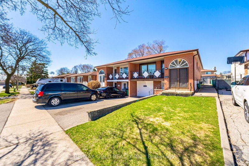 877 Consort Cres, Mississauga, L5C 1J8 | Image 2