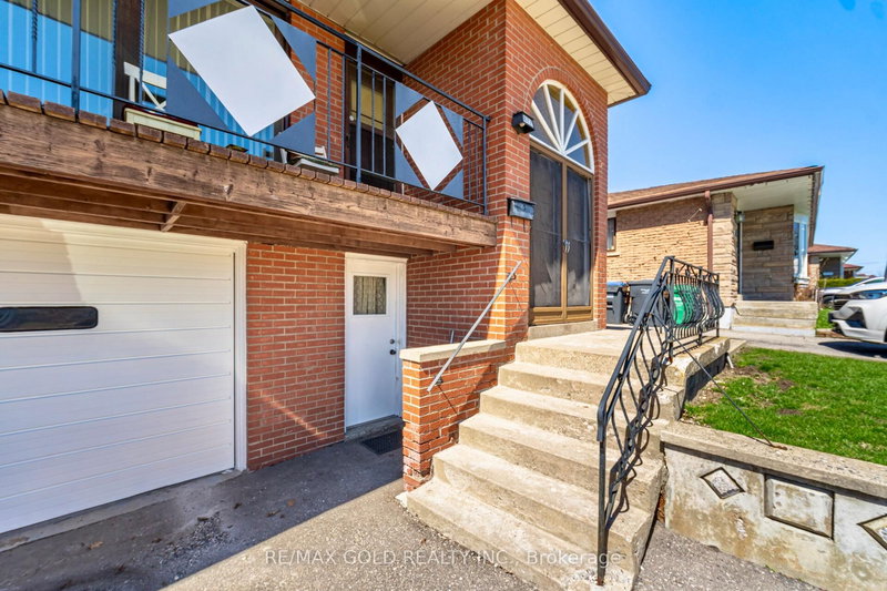 877 Consort Cres, Mississauga, L5C 1J8 | Image 3