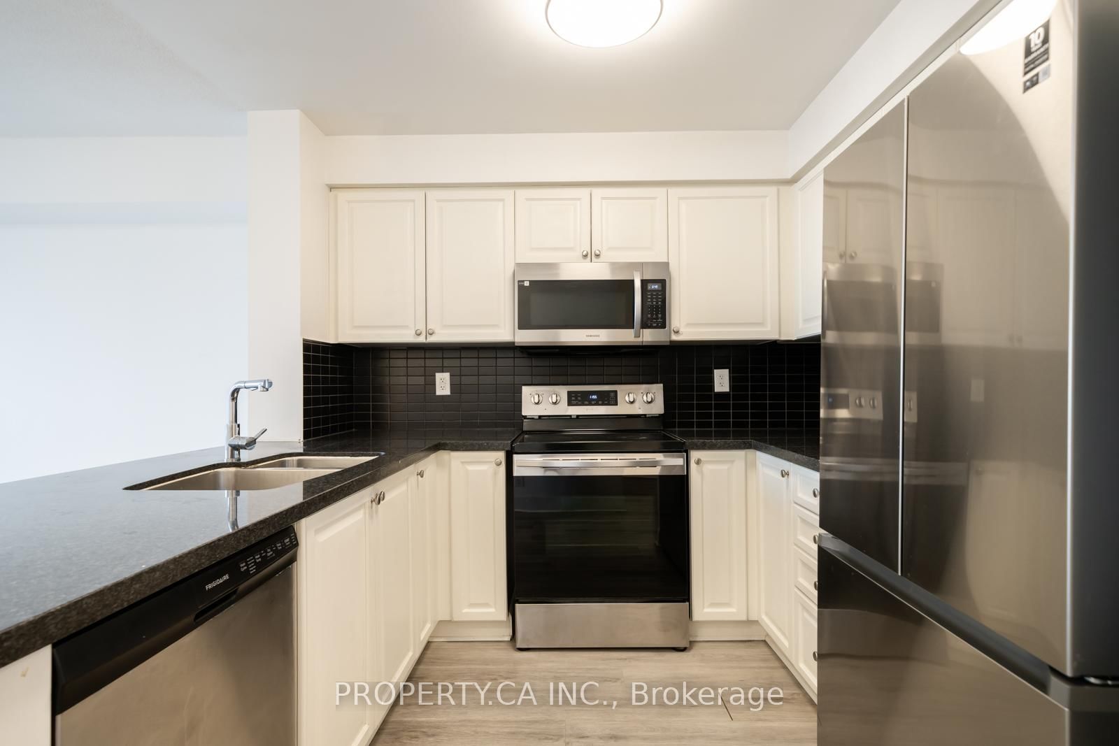 3 Michael Power Place, Unit LPH06 - Photo 4