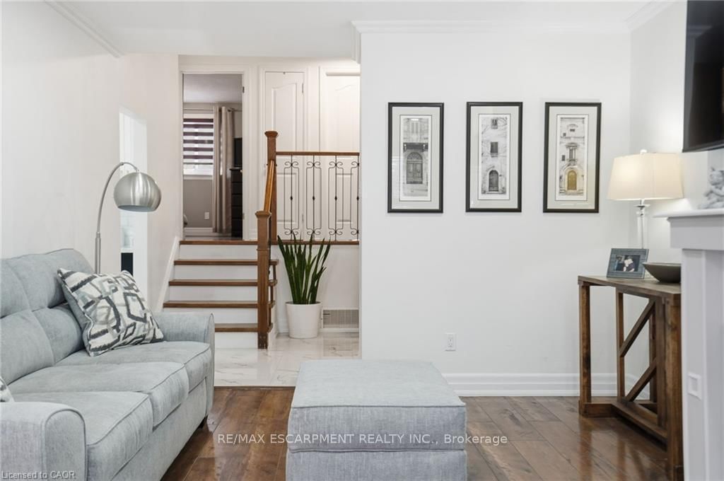 Detached House for sale at 697 LOMOND Crescent, Burlington, Ontario, L7L 2N8 - Shoreacres - MLS: W12997636