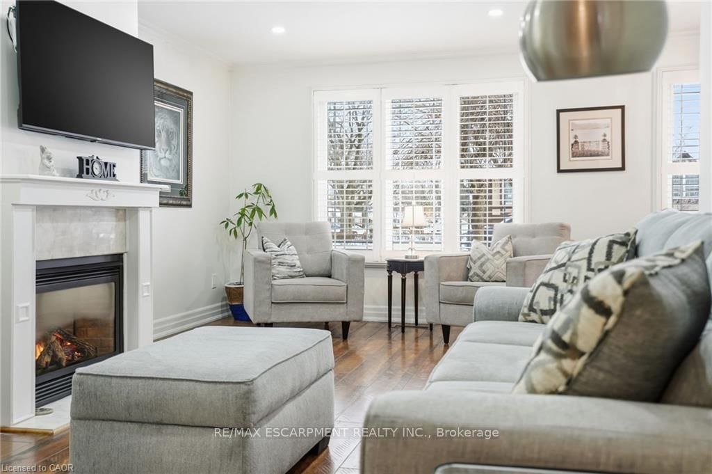 Detached House for sale at 697 LOMOND Crescent, Burlington, Ontario, L7L 2N8 - Shoreacres - MLS: W12997636