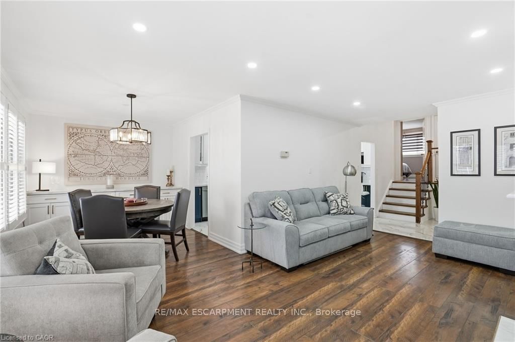 Detached House for sale at 697 LOMOND Crescent, Burlington, Ontario, L7L 2N8 - Shoreacres - MLS: W12997636