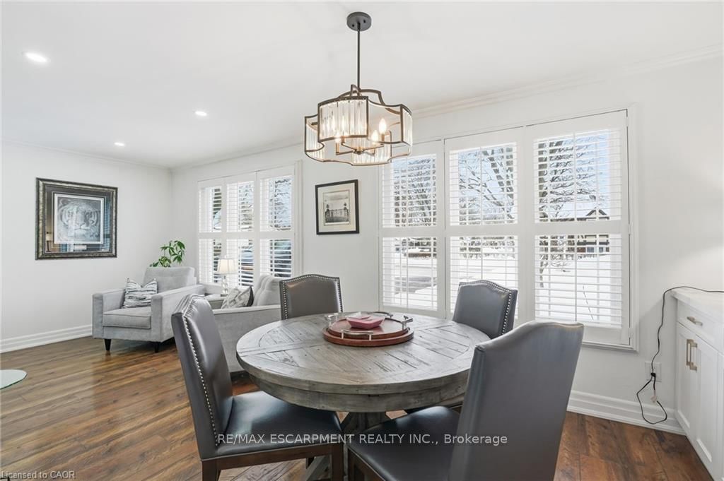 Detached House for sale at 697 LOMOND Crescent, Burlington, Ontario, L7L 2N8 - Shoreacres - MLS: W12997636